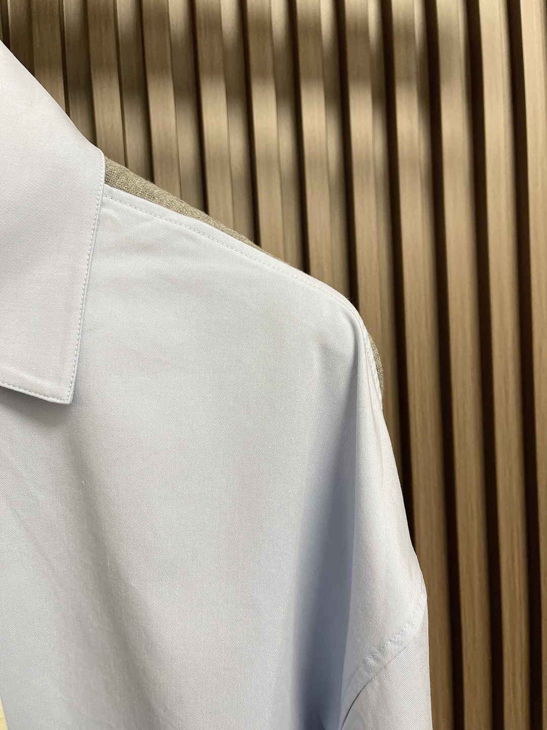 🛒🛒LOEWE 罗意威拼接针织衬衫，前片选用高支棉纱通过经密高，纬密低的织造工艺制成轻薄且具有极佳透气性