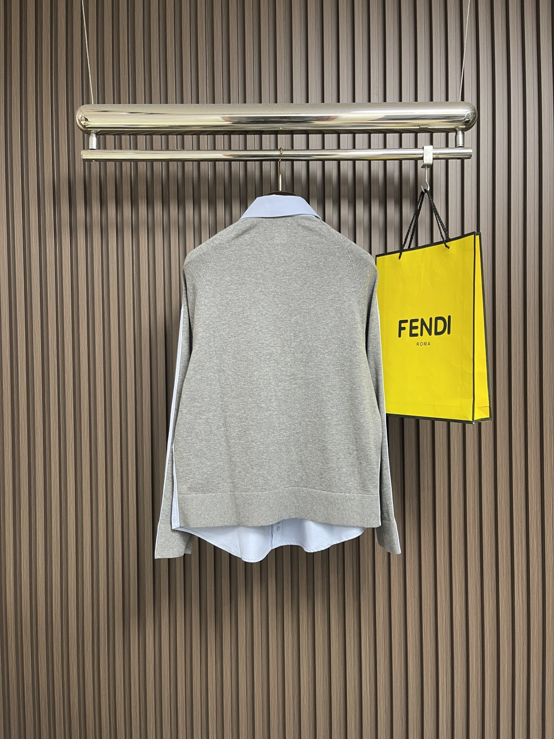 🛒🛒LOEWE 罗意威拼接针织衬衫，前片选用高支棉纱通过经密高，纬密低的织造工艺制成轻薄且具有极佳透气性