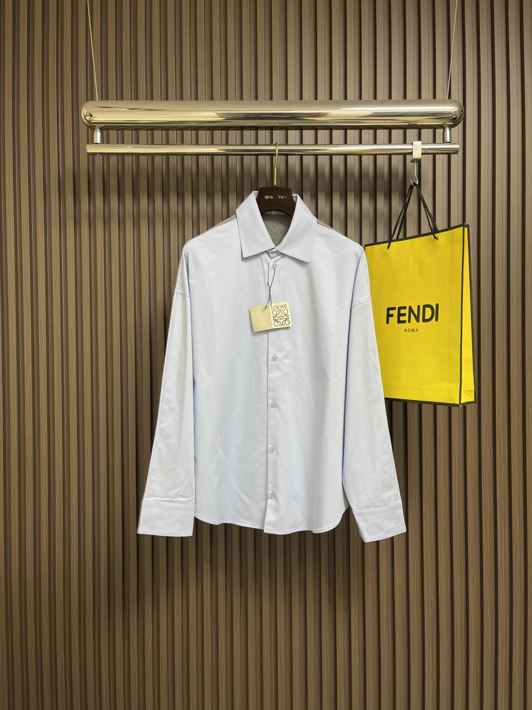 🛒🛒LOEWE 罗意威拼接针织衬衫，前片选用高支棉纱通过经密高，纬密低的织造工艺制成轻薄且具有极佳透气性