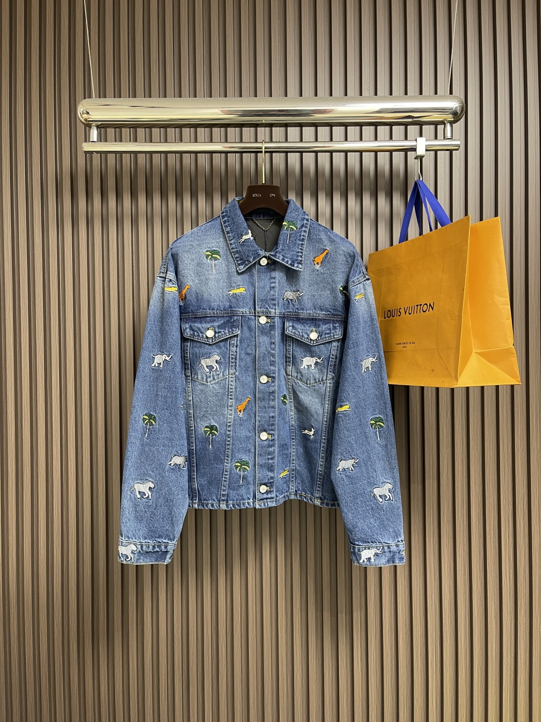 NO:537607,Top Jeans LV SPRING 2026SS Early spring animal embroidery denim jacket jeans suit, heavy show style, imported machine, full of animal embroidery, YB customized pearl buckle, heavy-duty made, exquisite embroidery, precise positioning, extremely time-consuming, and better effect with the same denim style!  Show simultaneous presentation, Spring and Summer Fashion Week, men and women are the same. Size S-XL, louis vuitton, jeans, jackets & coats, alexander wang19860909上衣 牛仔裤 LV SPRING 2026SS 早春动物刺绣牛仔外套牛仔裤套装,重磅秀款,进口机,满身动物刺绣,YB订制珍珠扣,重工制做,精湛刺绣,精准定位,极度耗时,搭配同款牛仔效果更佳！秀场同步呈现,春夏时尚周男女同款.尺码S-XL,,louis vuitton,jeans,jackets & coats,alexander wang,Men's clothing