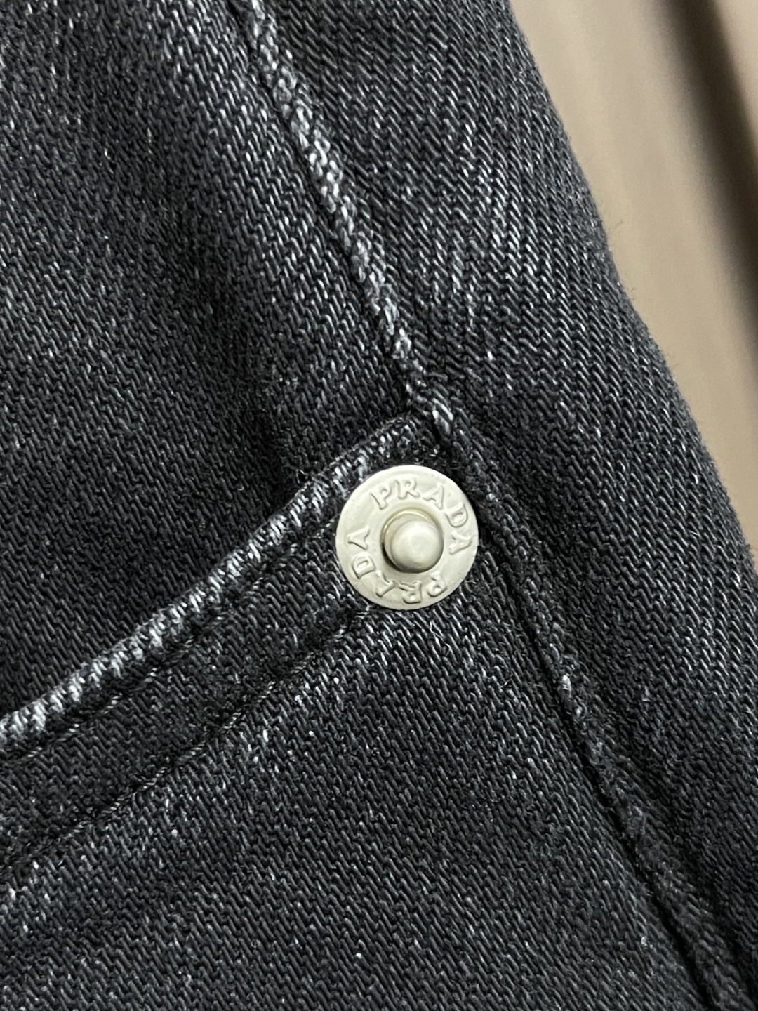 🛒🛒Prada 常规款做旧丹宁牛仔裤，这款中腰牛仔裤采用经典剪裁，经过漂白水洗处理，突显丹宁牛仔的别样质