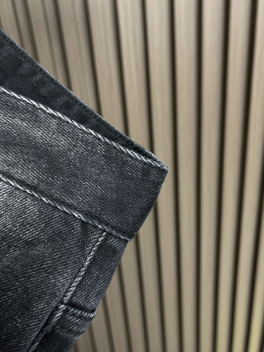 🛒🛒Prada 常规款做旧丹宁牛仔裤，这款中腰牛仔裤采用经典剪裁，经过漂白水洗处理，突显丹宁牛仔的别样质