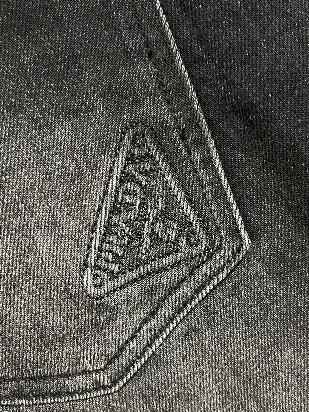 🛒🛒Prada 常规款做旧丹宁牛仔裤，这款中腰牛仔裤采用经典剪裁，经过漂白水洗处理，突显丹宁牛仔的别样质