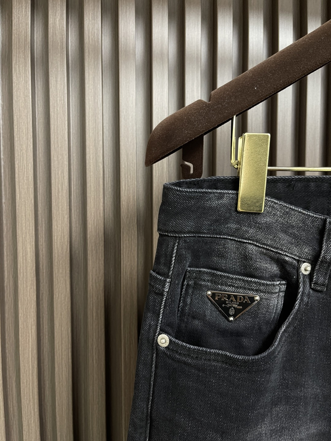 🛒🛒Prada 常规款做旧丹宁牛仔裤，这款中腰牛仔裤采用经典剪裁，经过漂白水洗处理，突显丹宁牛仔的别样质