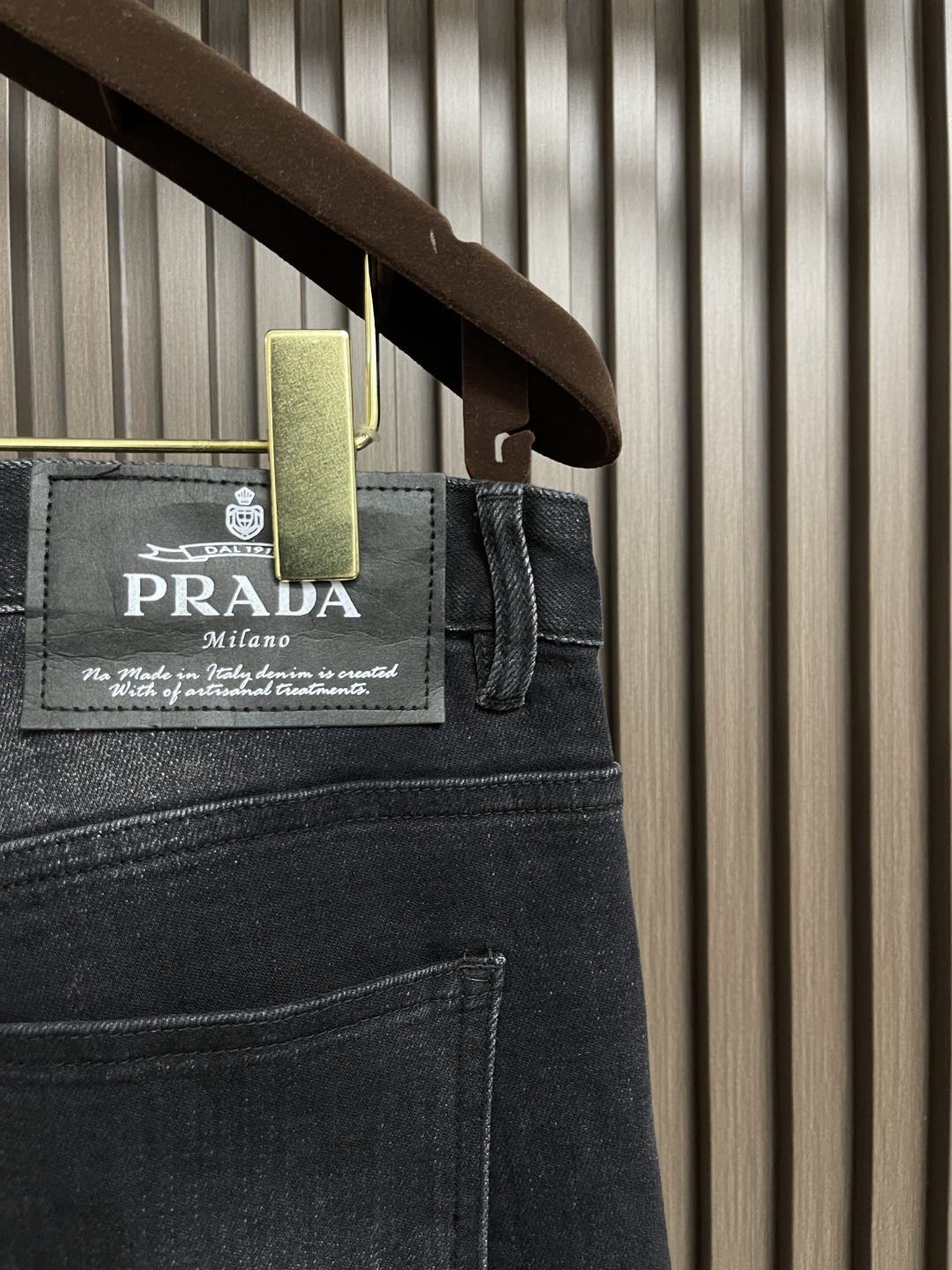 🛒🛒Prada 常规款做旧丹宁牛仔裤，这款中腰牛仔裤采用经典剪裁，经过漂白水洗处理，突显丹宁牛仔的别样质