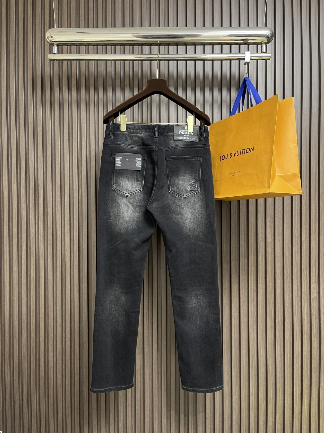 🛒🛒Prada 常规款做旧丹宁牛仔裤，这款中腰牛仔裤采用经典剪裁，经过漂白水洗处理，突显丹宁牛仔的别样质