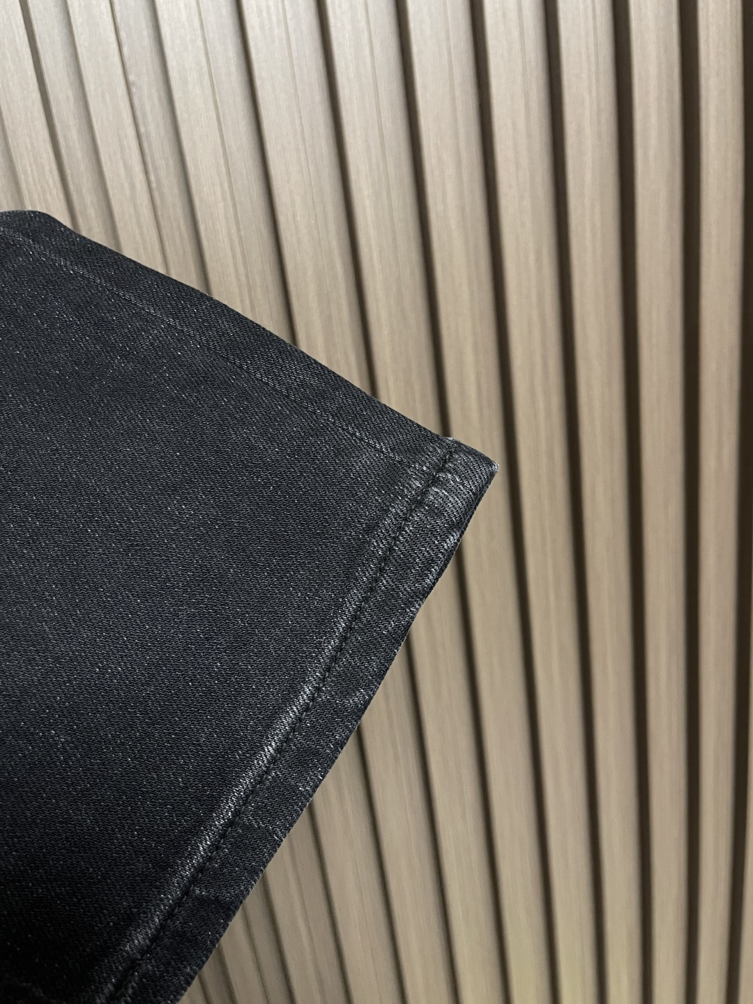 🛒🛒Prada 常规款做旧丹宁牛仔裤，这款中腰牛仔裤采用经典剪裁，经过漂白水洗处理，突显丹宁牛仔的别样质