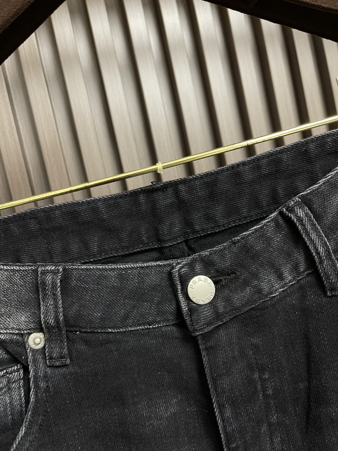 🛒🛒Prada 常规款做旧丹宁牛仔裤，这款中腰牛仔裤采用经典剪裁，经过漂白水洗处理，突显丹宁牛仔的别样质