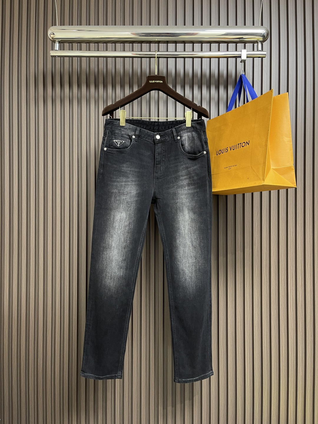 NO:540661,Prada regular old denim jeans, this mid-waist jeans are classically tailored and bleached to highlight the unique texture of denim jeans. It has five pockets and the label is printed with a collection logo. Size 29-38 35 37, prada, jeans, alexander wang19860909Prada 常规款做旧丹宁牛仔裤,这款中腰牛仔裤采用经典剪裁,经过漂白水洗处理,突显丹宁牛仔的别样质感.设有五口袋,标签印有典藏徽标.尺码29-38 有35 无37,,prada,jeans,alexander wang,Men's clothing