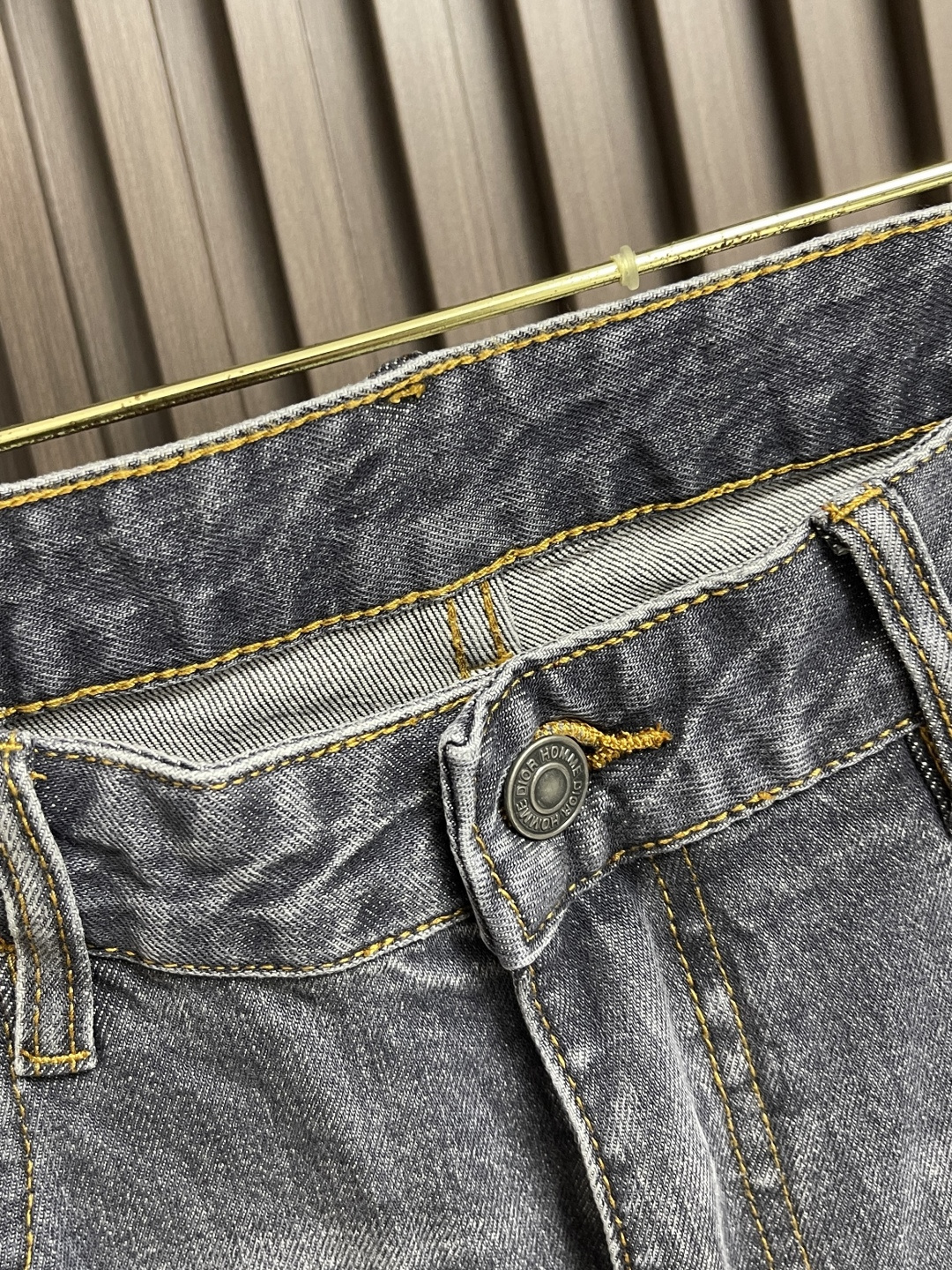 🛒🛒Dior 新款标识牛仔裤 进口土耳其纯棉牛仔牛面料 色泽靓丽，透气，修身版型 微弹力面料 随意百搭 