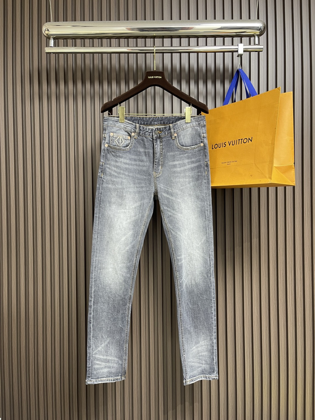 NO:540686,Dior new logo jeans imported Turkish pure cotton denim fabric. Beautiful color, breathable, slim fit. Micro-stretch fabric. Randomly versatile. Long-term washing and no deformation. The color will become more and more natural after years. The upper body effect is excellent. The elegant and elegant tailoring, the design is constantly innovating, but always maintains noble and elegant style and taste. The charm of fashion. The style is small straight and fashionable. Size 29-38 35 37,,dior,jeans,alexander wang19860909Dior 新款标识牛仔裤 进口土耳其纯棉牛仔牛面料 色泽靓丽,透气,修身版型 微弹力面料 随意百搭 久洗不变形 不变色 经过岁月流逝颜色会越来越自然 上身效果极佳.大方优雅的剪裁,设计不断创新却始终保持着高贵优雅的风格和品位 演绎时尚魅惑 版型小直筒 时尚佳品.尺码29-38 有35 无37,,dior,jeans,alexander wang,Men's clothing