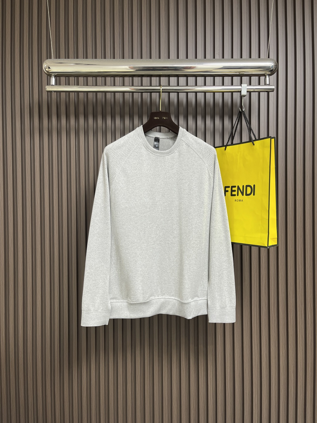 NO:539578,lululemon 2025SS early autumn men's long-sleeved round-neck sports T-shirt, the fabric is made of wool blended fabric, bringing you comfort and warmth during cold weather activities. The knitted fabric is smooth with four elastic force to make the movement flexible and free. The inner wool material is soft to the touch, comfortable and warm. Size M-XXL, tees, t-shirt, alexander wang19860909lululemon 2025SS早秋男士长袖圆领运动T恤,面料采用羊毛混纺面料,在寒冷天气活动时为你带来舒适暖意,针织面料纹理顺滑带有四面弹力让动作灵活自如,内侧羊毛材质,触感柔软,舒适保暖.尺码M-XXL,,tees，t-shirt,alexander wang,Men's clothing