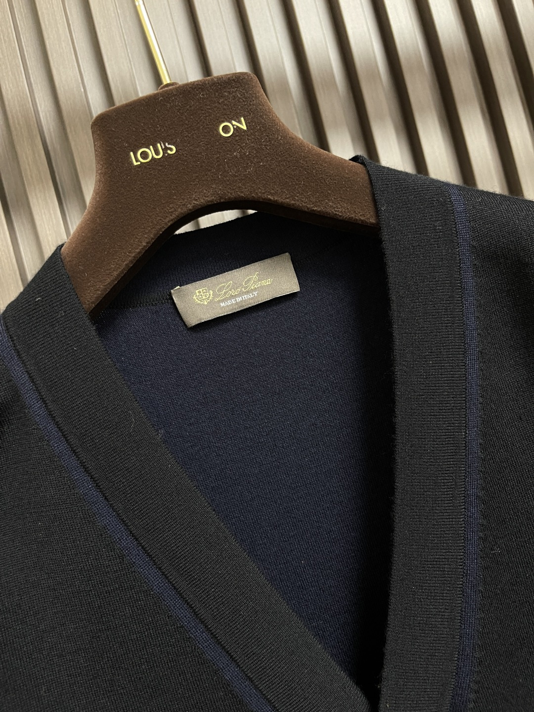 🛒🛒lP🆕 LoroPiana 2025SS秋冬新款v领羊毛开衫，整体定织定染100％进口美丽奴羊毛面料