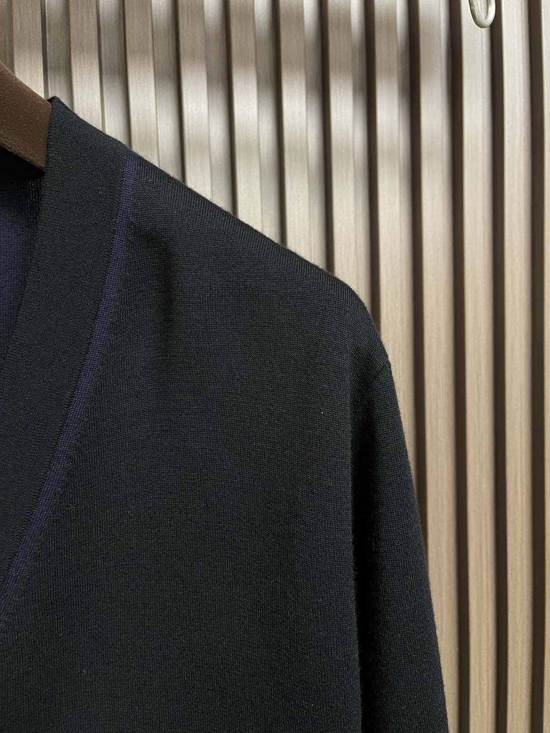 🛒🛒lP🆕 LoroPiana 2025SS秋冬新款v领羊毛开衫，整体定织定染100％进口美丽奴羊毛面料