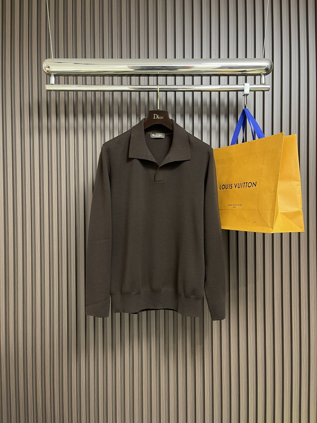 NO:548482,LP Loro Piana  Seagull collar long-sleeved knitted Polo. This fabric is made of 100% imported wool. This yarn is produced through exclusive custom dyeing, complex processing and the cooperation of high-end machines. It is then dyed with the original color. The whole garment is woven with 18-needle 80-count double-ply yarn. The collar of the Polo shirt is designed to be open without buttons. The seagull wing design can perfectly modify our neck line. Compared with traditional Polo shirts, it makes the whole  The upper body is more casual and comfortable, which perfectly interprets the design concept of old money style. The weaving method of the neckline is connected to the front panel with a higher count yarn to achieve the stiffness and comfort of the neckline. The rib weaving method is used on the inside of the back collar to better fit the neck curves of different people. The appearance remains the same and the inside is different, taking into account the durability of the shape and the comfort of wearing. The overall line is straight and delicate, the fabric is comfortable and soft, and the color is consistent without color difference.   It can be matched with the same style to create a fashionable look, and can be used in various occasions. Customized accessories, complete with three standards, same style for men and women!  Size 48-54,,loro piana,loro piana,alexander wang19860909LP Loro Piana 海鸥领长袖针织Polo,此款面料采用百分百进口羊毛,独家定染经过复杂的加工以及高端机器的配合生产出此款纱线,后对照原版色染色,全衣采用18针80支双股纱线织造、Polo衫领口无纽扣敞开设计,形式海鸥翅膀设计,能完美修饰我们的颈部线,相比传统的Polo衫,让整体上身更显随性自在,完美诠释是老钱风的设计理念.领口的织法采用更高支数纱线于前幅连接,达到领口的挺括度与舒适度,后领内里采用罗纹织法,更贴合不同人群的颈部曲线,外观保持一致内里不同,兼顾了造型的持久性和穿着的舒适.整体走线平直细腻,面料舒适柔软,颜色一致无色差 能与同款搭配营造时尚造型,驾驭各种场合,定制辅料,三标齐全,男女同款！尺码48-54,,loro piana,loro piana,alexander wang,Men's clothing