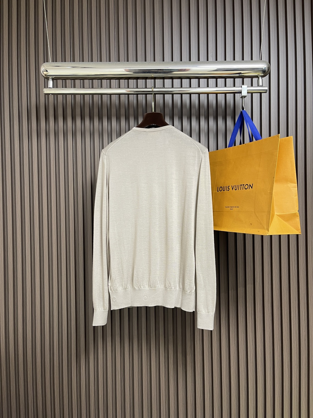 🛒🛒lP🆕 LoroPiana 圆领针织衫毛衣，针织面料质感上乘，触感柔软顺滑，亲肤性极佳，穿着时仿佛被