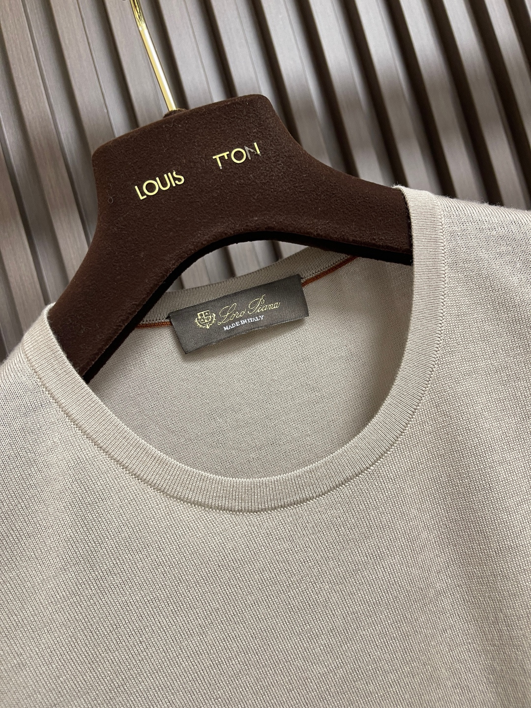 🛒🛒lP🆕 LoroPiana 圆领针织衫毛衣，针织面料质感上乘，触感柔软顺滑，亲肤性极佳，穿着时仿佛被