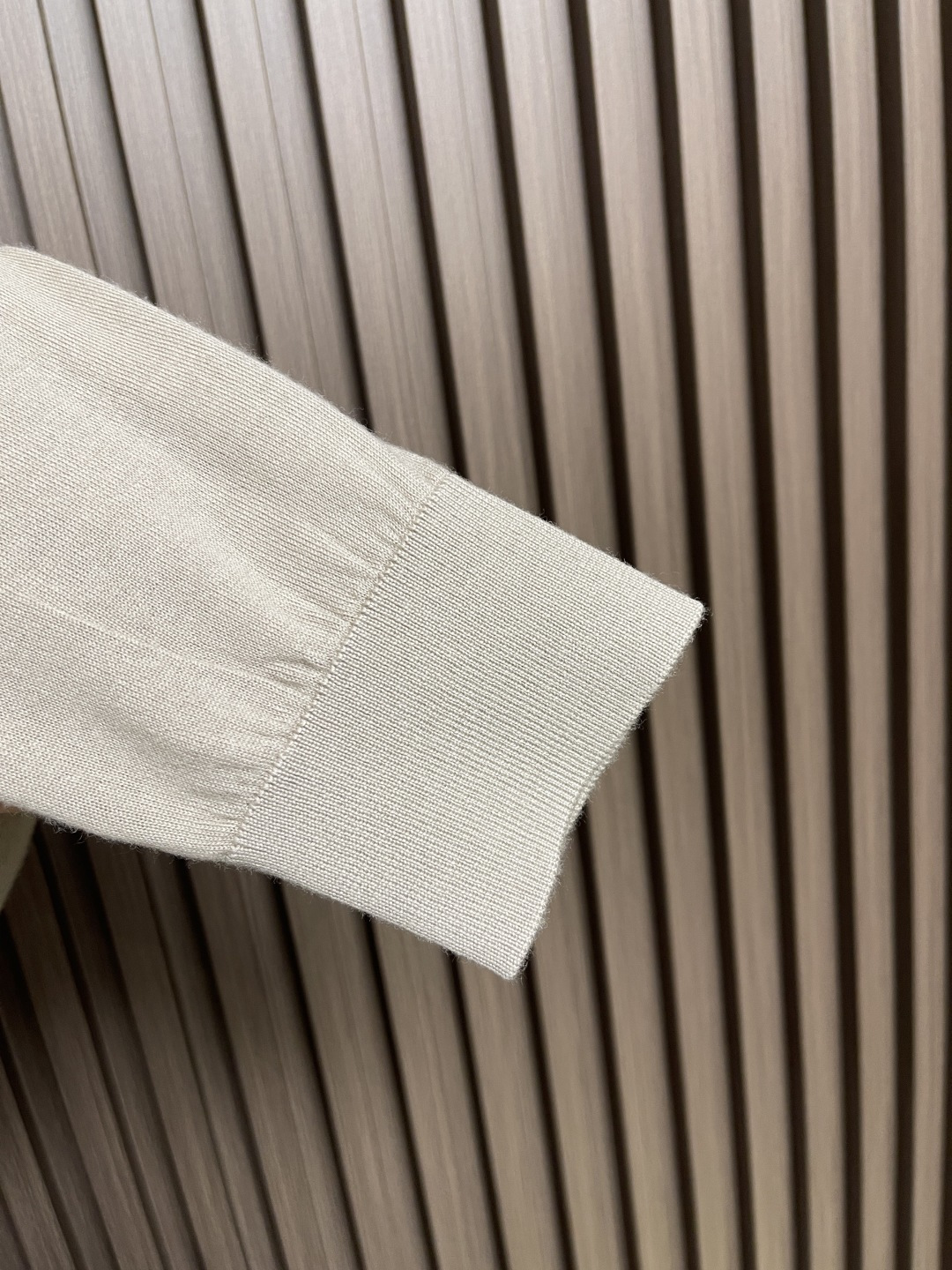 🛒🛒lP🆕 LoroPiana 圆领针织衫毛衣，针织面料质感上乘，触感柔软顺滑，亲肤性极佳，穿着时仿佛被