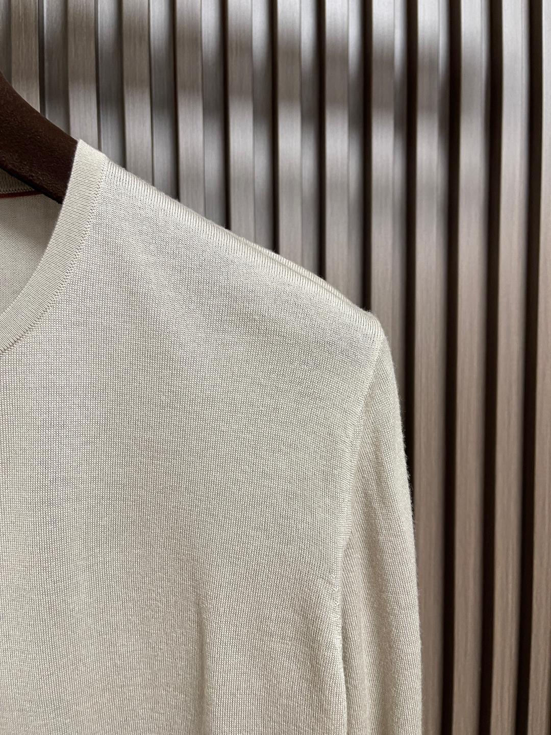 🛒🛒lP🆕 LoroPiana 圆领针织衫毛衣，针织面料质感上乘，触感柔软顺滑，亲肤性极佳，穿着时仿佛被