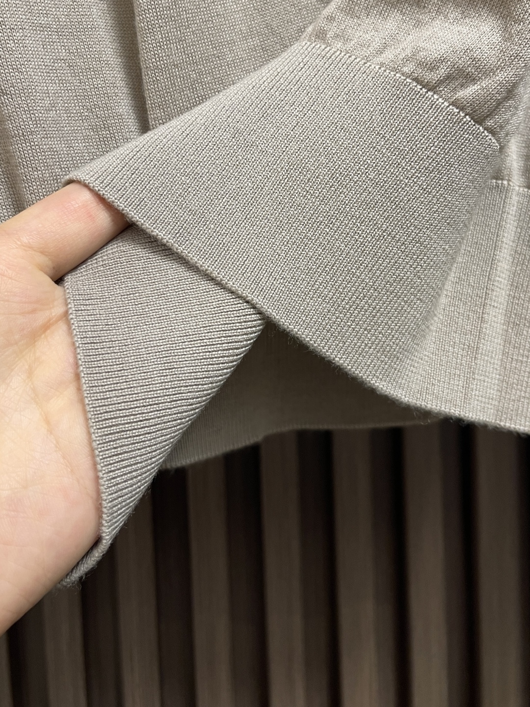 🛒🛒lP🆕 LoroPiana 圆领针织衫毛衣，针织面料质感上乘，触感柔软顺滑，亲肤性极佳，穿着时仿佛被