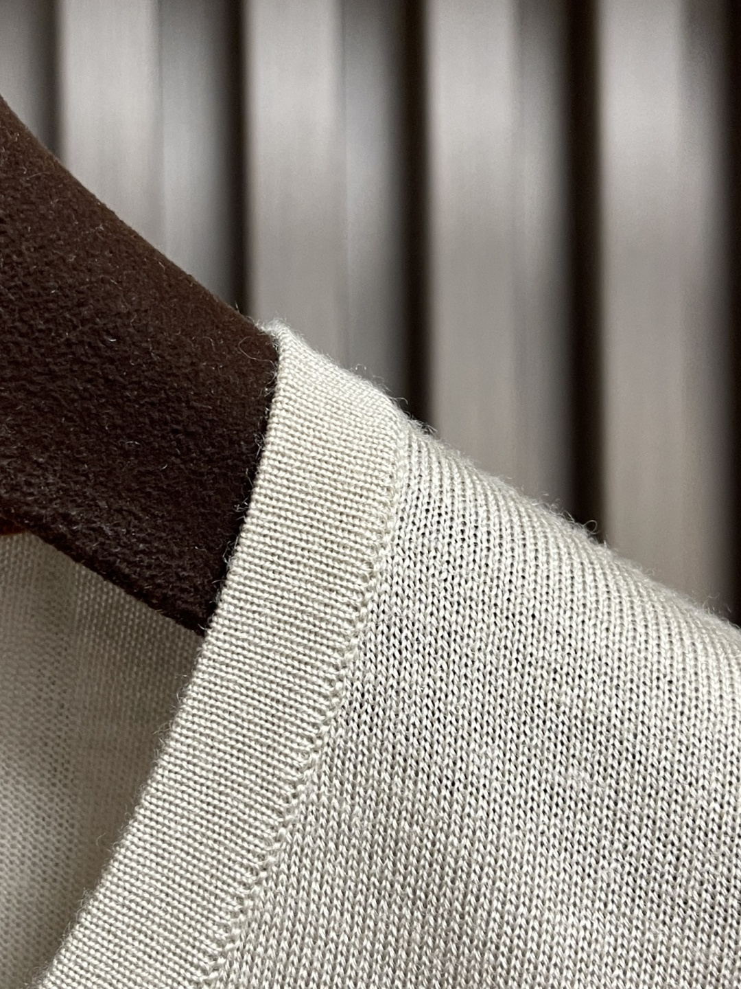 🛒🛒lP🆕 LoroPiana 圆领针织衫毛衣，针织面料质感上乘，触感柔软顺滑，亲肤性极佳，穿着时仿佛被