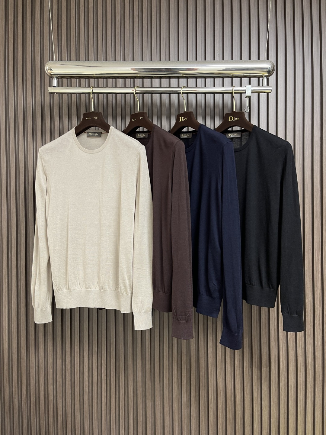 🛒🛒lP🆕 LoroPiana 圆领针织衫毛衣，针织面料质感上乘，触感柔软顺滑，亲肤性极佳，穿着时仿佛被