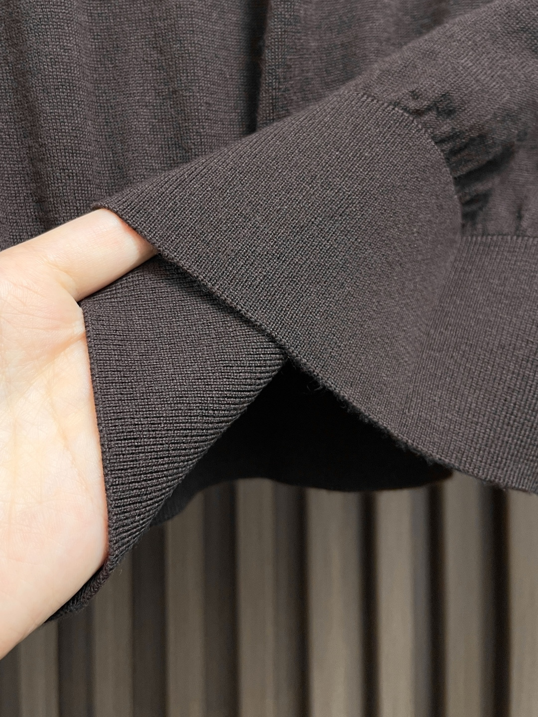 🛒🛒lP🆕 LoroPiana 圆领针织衫毛衣，针织面料质感上乘，触感柔软顺滑，亲肤性极佳，穿着时仿佛被