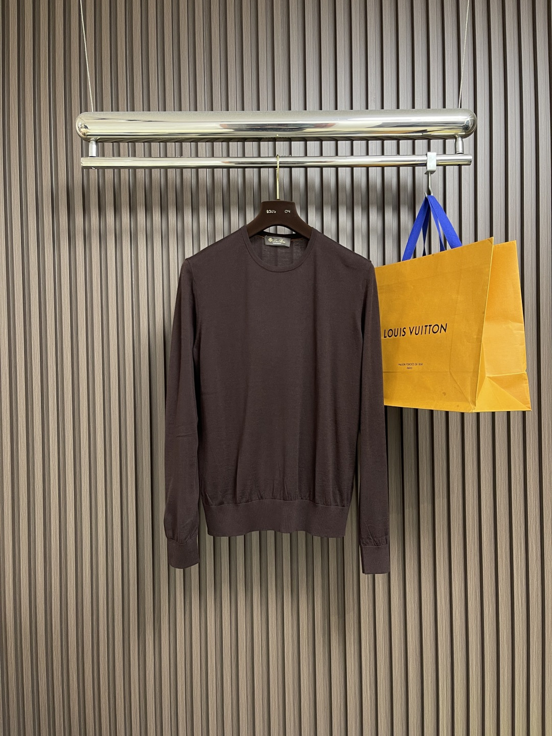 🛒🛒lP🆕 LoroPiana 圆领针织衫毛衣，针织面料质感上乘，触感柔软顺滑，亲肤性极佳，穿着时仿佛被