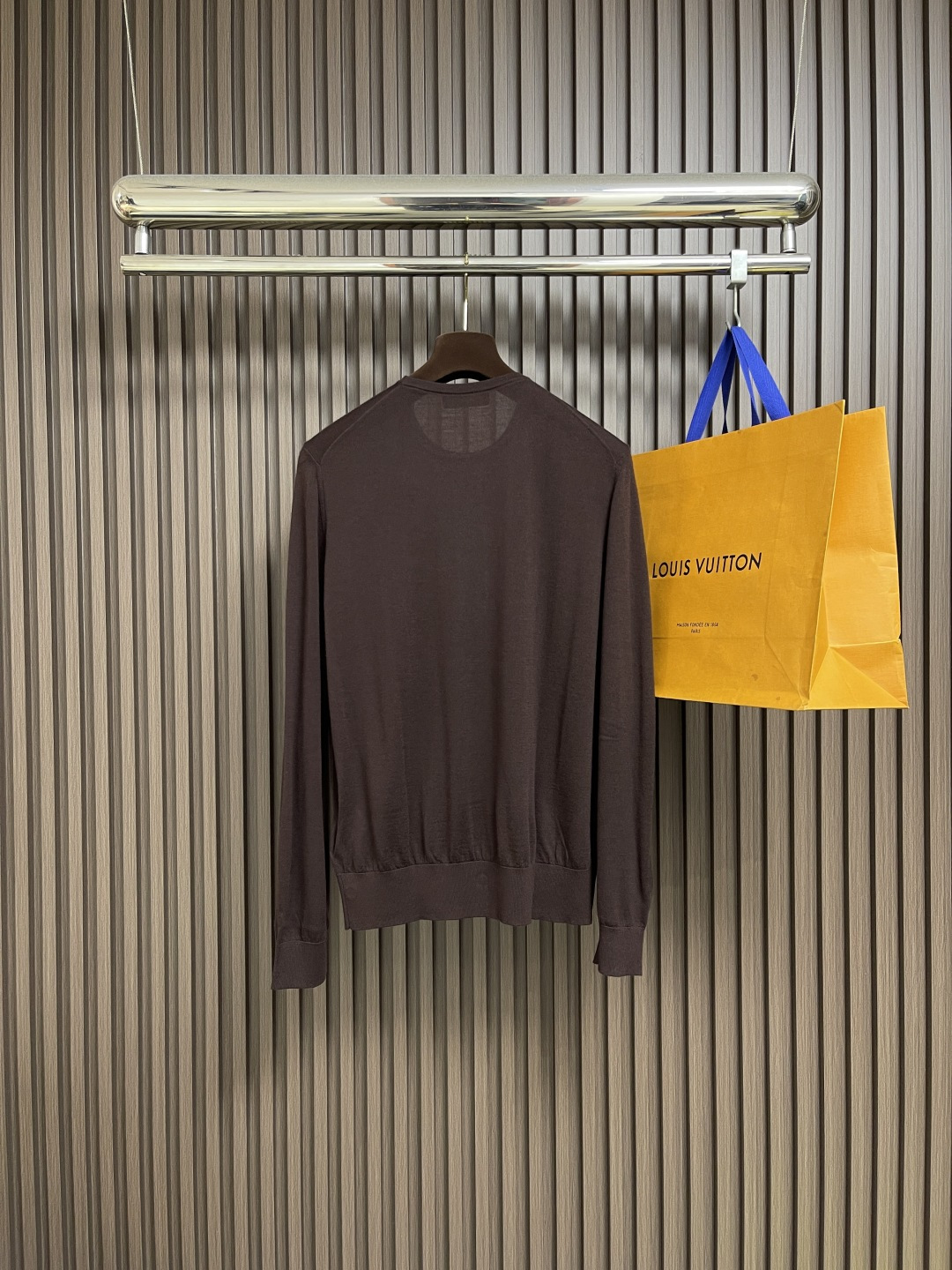 🛒🛒lP🆕 LoroPiana 圆领针织衫毛衣，针织面料质感上乘，触感柔软顺滑，亲肤性极佳，穿着时仿佛被