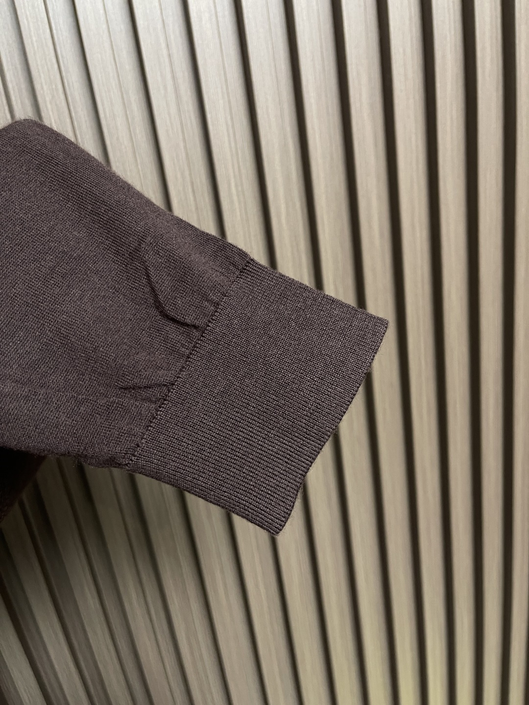 🛒🛒lP🆕 LoroPiana 圆领针织衫毛衣，针织面料质感上乘，触感柔软顺滑，亲肤性极佳，穿着时仿佛被