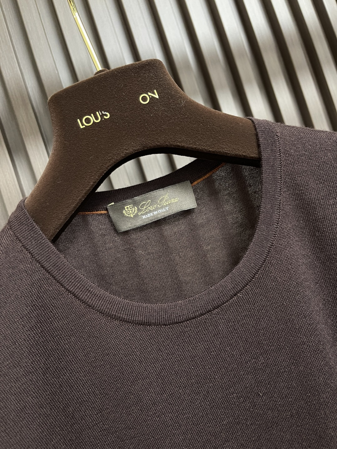 🛒🛒lP🆕 LoroPiana 圆领针织衫毛衣，针织面料质感上乘，触感柔软顺滑，亲肤性极佳，穿着时仿佛被