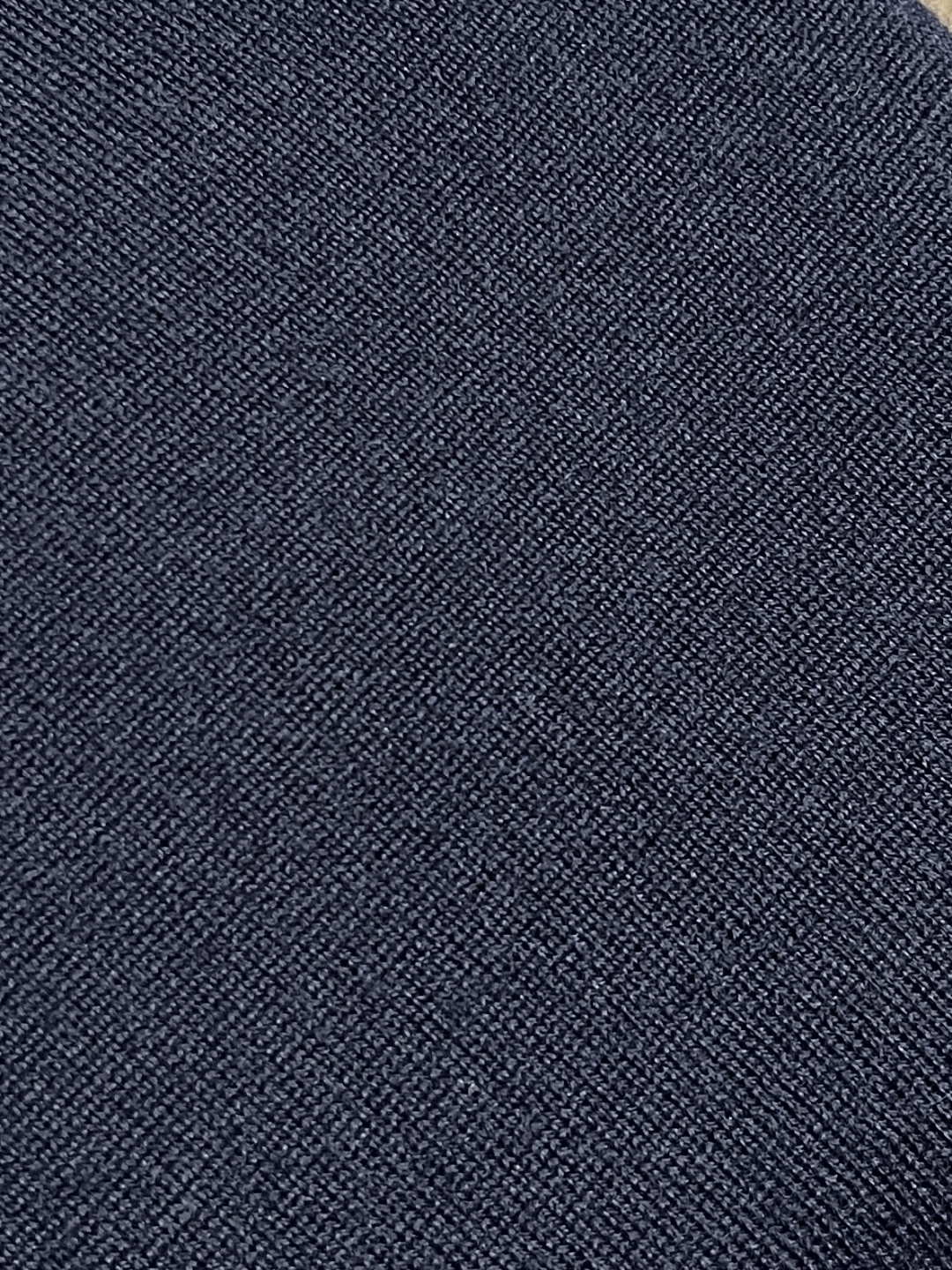🛒🛒lP🆕 LoroPiana 圆领针织衫毛衣，针织面料质感上乘，触感柔软顺滑，亲肤性极佳，穿着时仿佛被