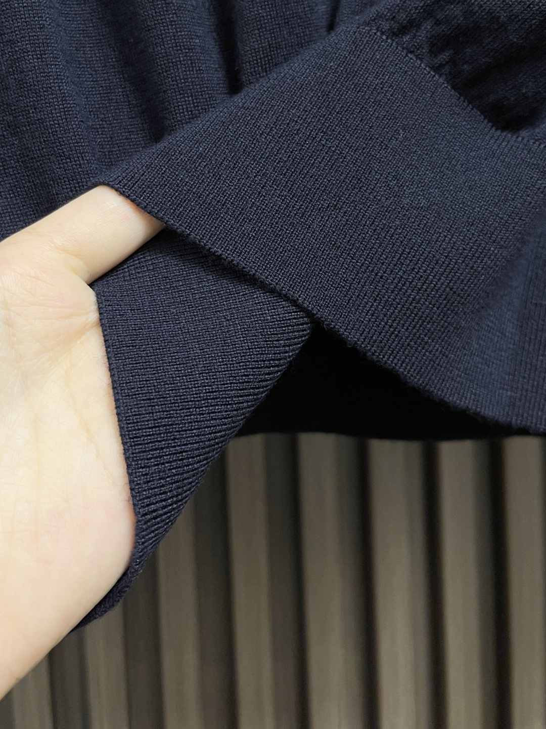 🛒🛒lP🆕 LoroPiana 圆领针织衫毛衣，针织面料质感上乘，触感柔软顺滑，亲肤性极佳，穿着时仿佛被