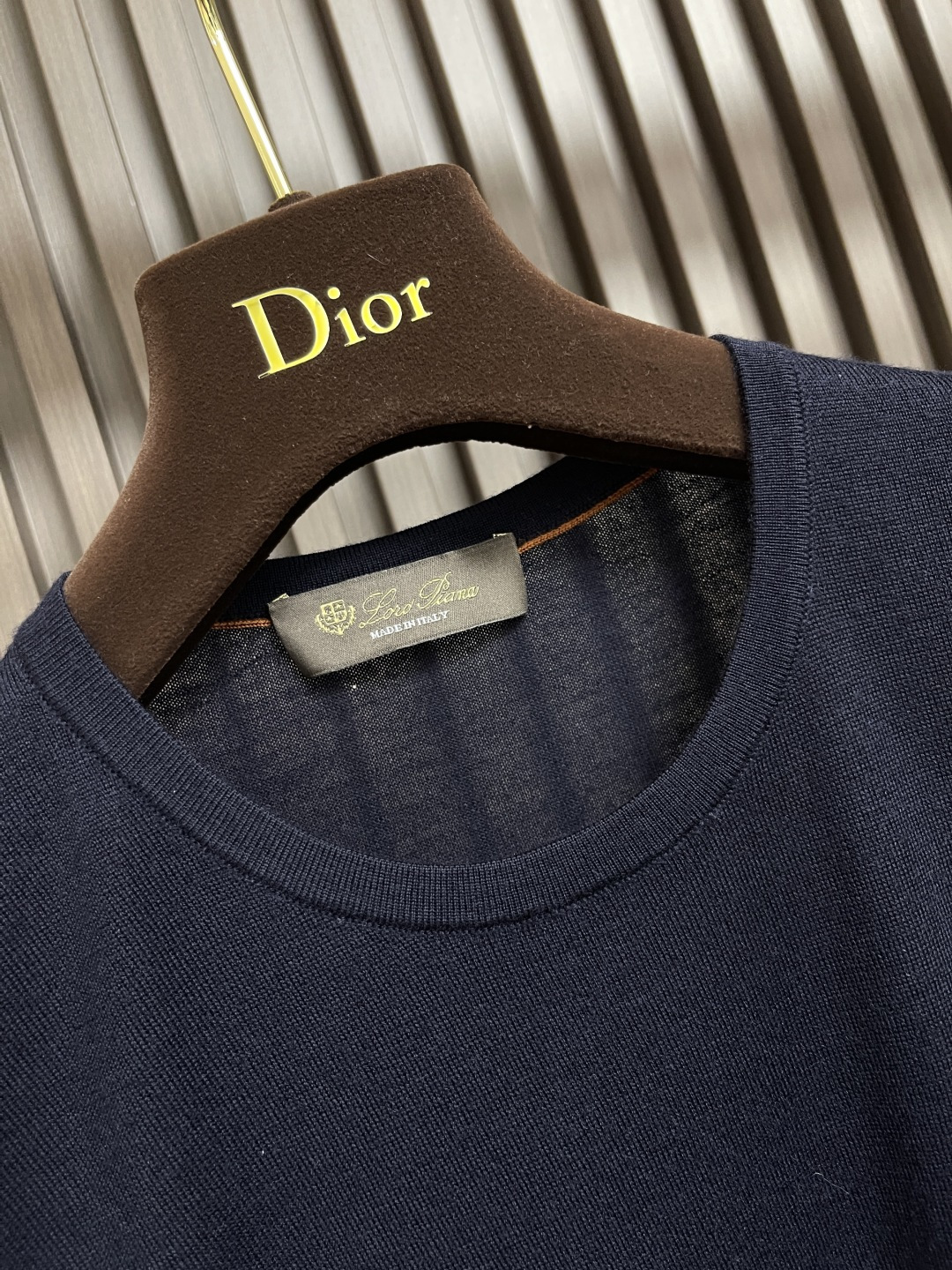 🛒🛒lP🆕 LoroPiana 圆领针织衫毛衣，针织面料质感上乘，触感柔软顺滑，亲肤性极佳，穿着时仿佛被