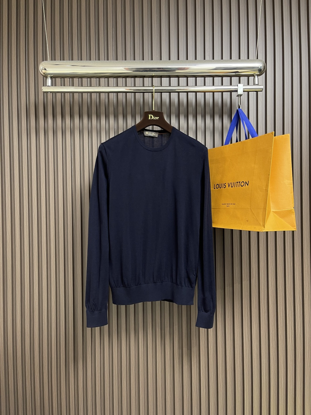 🛒🛒lP🆕 LoroPiana 圆领针织衫毛衣，针织面料质感上乘，触感柔软顺滑，亲肤性极佳，穿着时仿佛被