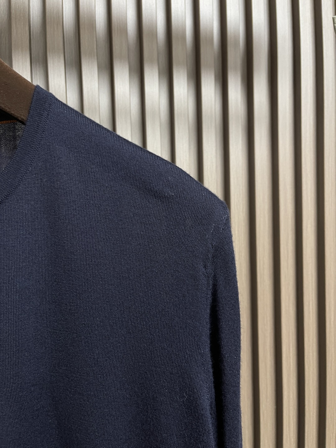🛒🛒lP🆕 LoroPiana 圆领针织衫毛衣，针织面料质感上乘，触感柔软顺滑，亲肤性极佳，穿着时仿佛被