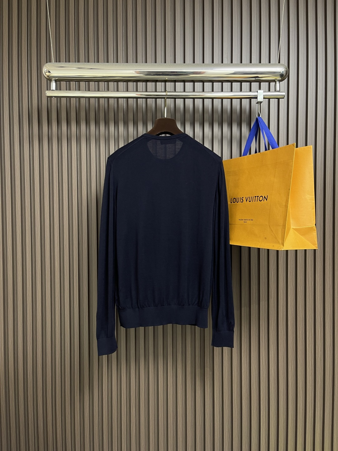 🛒🛒lP🆕 LoroPiana 圆领针织衫毛衣，针织面料质感上乘，触感柔软顺滑，亲肤性极佳，穿着时仿佛被
