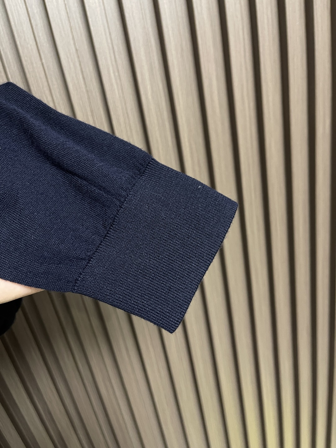 🛒🛒lP🆕 LoroPiana 圆领针织衫毛衣，针织面料质感上乘，触感柔软顺滑，亲肤性极佳，穿着时仿佛被