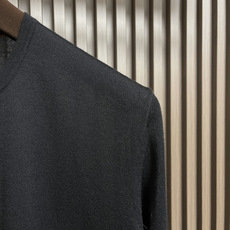 🛒🛒lP🆕 LoroPiana 圆领针织衫毛衣,针织面料质感上乘,触感柔软顺滑,亲肤性极佳,穿着时仿佛被 🛒🛒lP🆕 LoroPiana 圆领针织衫毛衣,针织面料质感上乘,触感柔软顺滑,亲肤性极佳,穿着时仿佛被