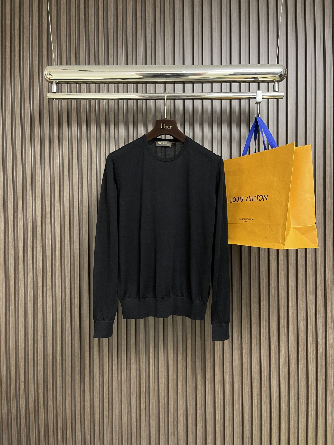 🛒🛒lP🆕 LoroPiana 圆领针织衫毛衣，针织面料质感上乘，触感柔软顺滑，亲肤性极佳，穿着时仿佛被