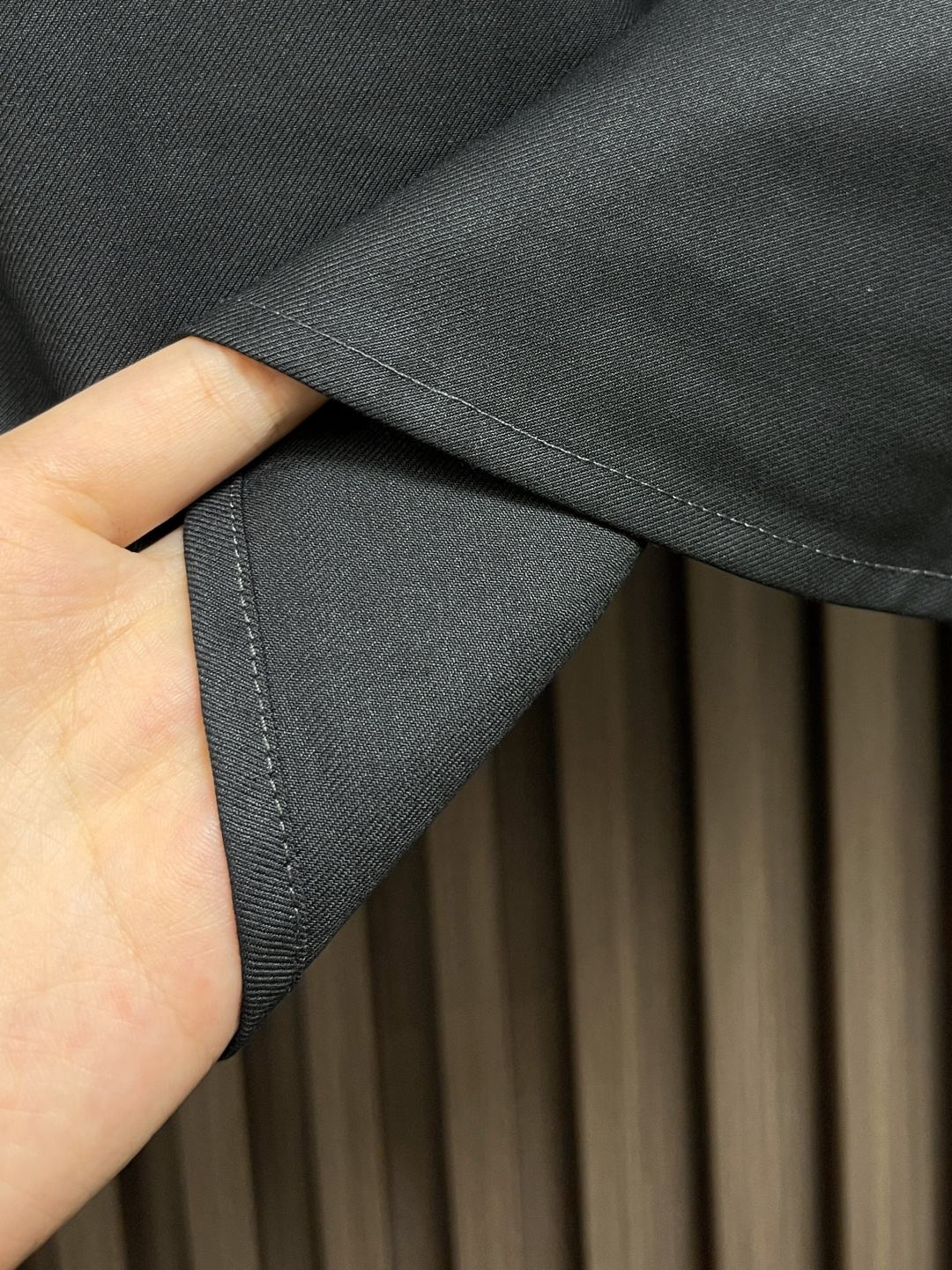 🛒🛒THOM BROWNE TB连帽内织带拼色长袖衬衫，左右拼色设计简约又特别，门襟里藏着标志性红白蓝织