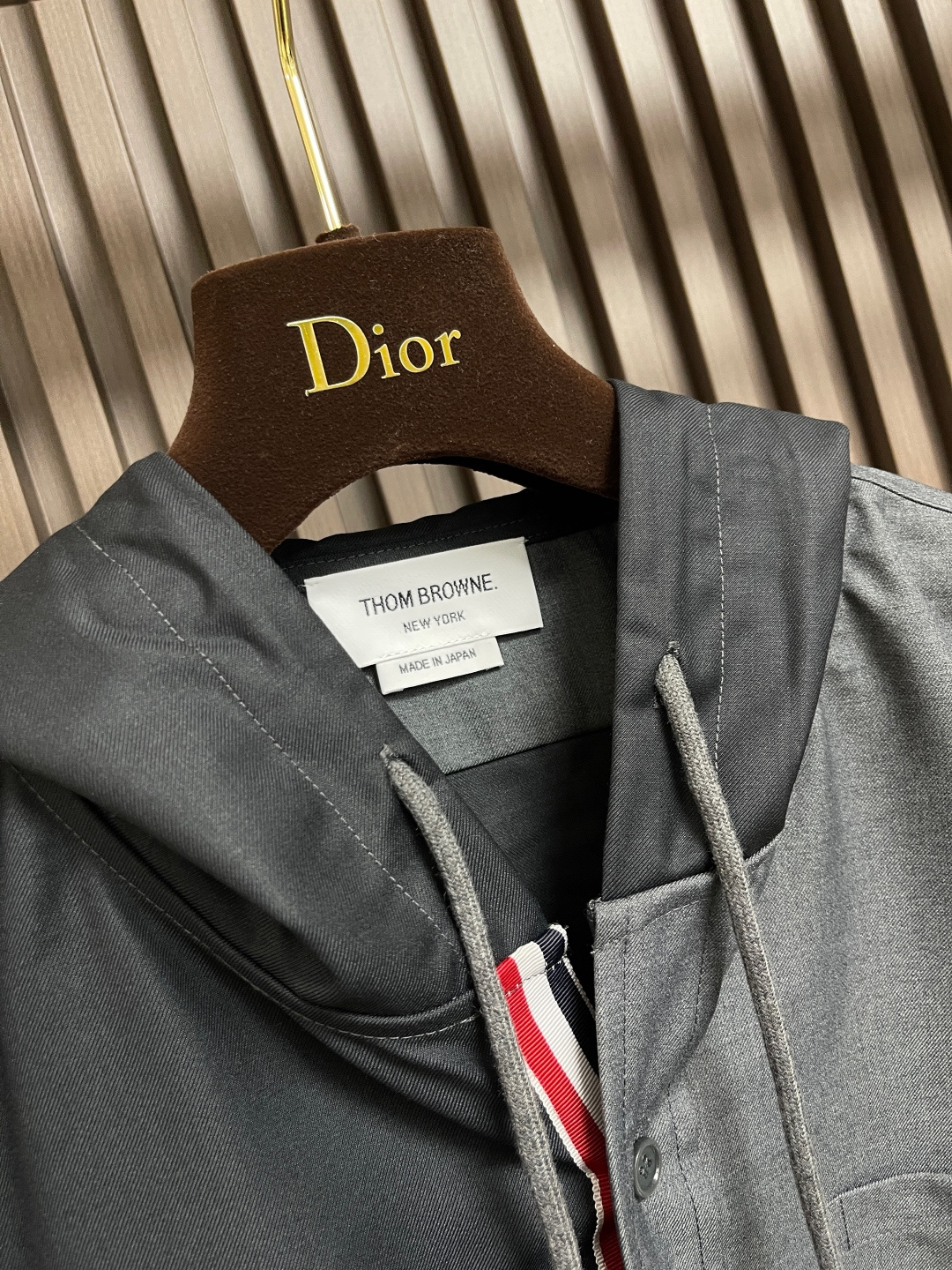 🛒🛒THOM BROWNE TB连帽内织带拼色长袖衬衫，左右拼色设计简约又特别，门襟里藏着标志性红白蓝织