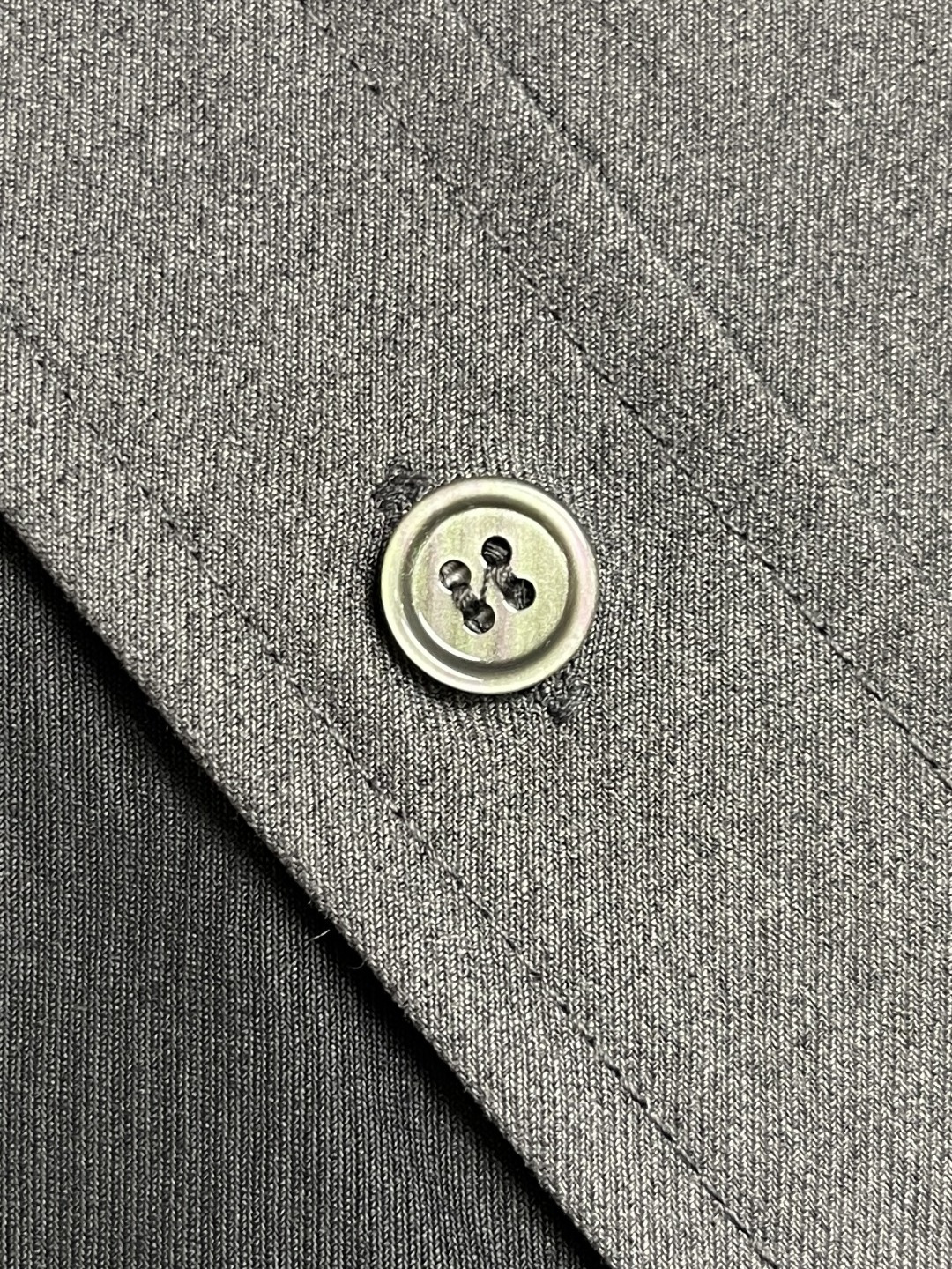 🛒🛒THOM BROWNE TB连帽内织带拼色长袖衬衫，左右拼色设计简约又特别，门襟里藏着标志性红白蓝织