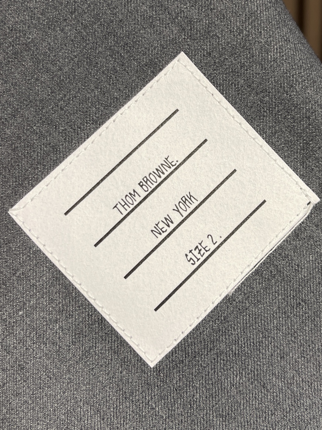 🛒🛒THOM BROWNE TB连帽内织带拼色长袖衬衫，左右拼色设计简约又特别，门襟里藏着标志性红白蓝织