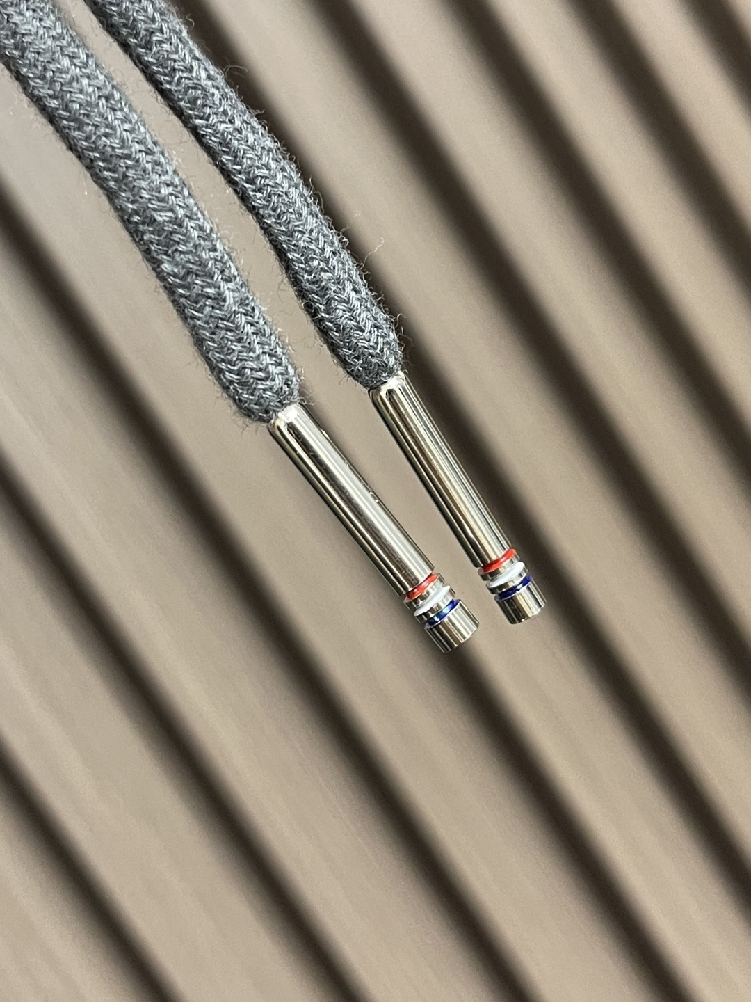 🛒🛒THOM BROWNE TB连帽内织带拼色长袖衬衫，左右拼色设计简约又特别，门襟里藏着标志性红白蓝织