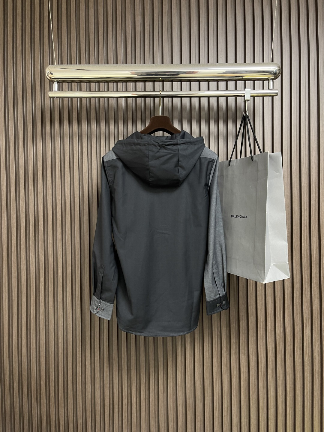 🛒🛒THOM BROWNE TB连帽内织带拼色长袖衬衫，左右拼色设计简约又特别，门襟里藏着标志性红白蓝织