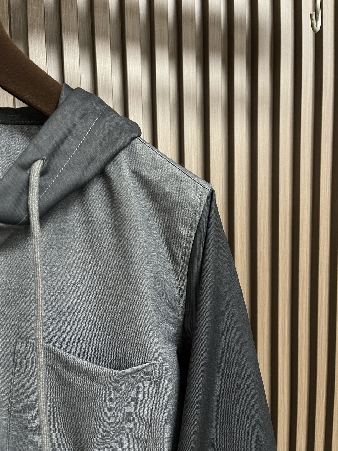 🛒🛒THOM BROWNE TB连帽内织带拼色长袖衬衫，左右拼色设计简约又特别，门襟里藏着标志性红白蓝织