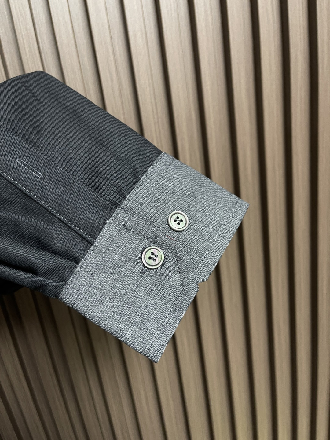 🛒🛒THOM BROWNE TB连帽内织带拼色长袖衬衫，左右拼色设计简约又特别，门襟里藏着标志性红白蓝织