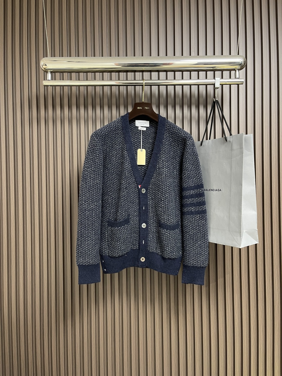 NO:548508,ThomBrowne TB thick needle colored yarn wool knitted cardigan, imported from Stor, Germany woven 357 needle high knitted high-density fish scale texture fabric is made of wool yarn + mohair thickened 7-strand woven, four bars of the same color, low-key high-end sense, and auxiliary materials are all excellent. Each natural deep-sea tarot shell button presents a different pure natural texture, three-color 2.5cm webbing decoration, customized in Taiwan factory. Size 1-2-3-4,,thom browne,alexander wang19860909ThomBrowne汤姆布朗 TB 粗针彩纱羊毛针织开衫,德国斯托尔进口机织357针型高织高密鱼鳞纹理面料采用羊毛纱线＋马海毛 加厚7股线机织,同色四杠,低调的高级感,辅料皆是选用上乘佳品,天然深海塔罗贝壳纽扣每一颗都是呈现不同的纯天然质感,三色2.5cm织带装饰,台湾工厂定制.尺码1-2–3-4,,thom browne,alexander wang,Men's clothing