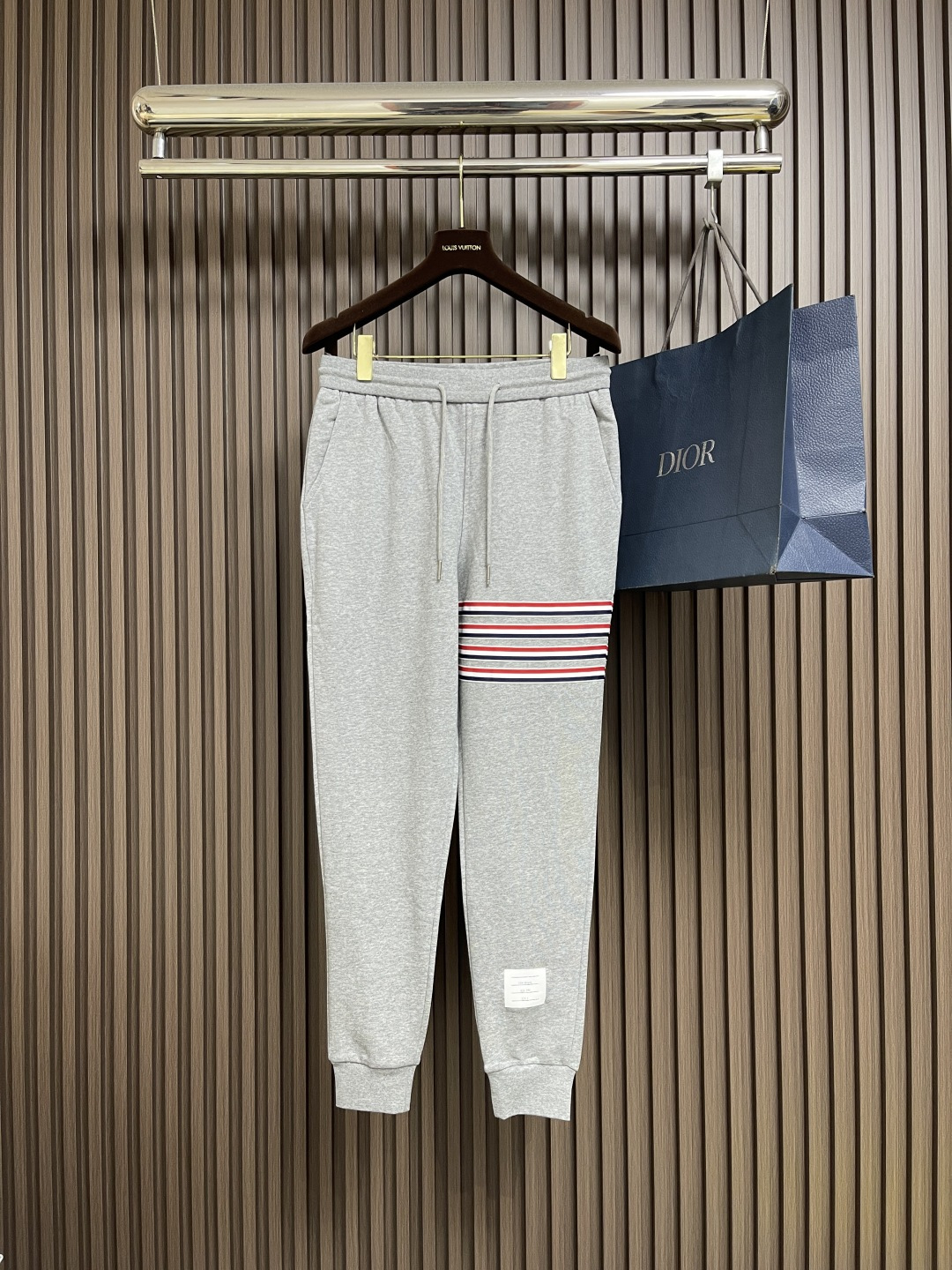 NO:550359,Sweatshirts and pants TB THOM BROWNE Red, white and blue webbing four-bar sweatshirts and pants suit, red, white and blue webbing four-bars, this iconic design is too amazing, the recognition is directly full, the pure cotton material is super skin-friendly, breathable and comfortable, suitable for daily street travel, sports and leisure, gray simple and versatile, hidden blue is calm and atmospheric, same style for men and women, couples wear a set of super sweet, can easily grasp the high-end feeling even if you wear it alone, fashionable essence must be included. Size 1-2-3-4, hoodie, sweatshirts, alexander wang19860909卫衣裤子 TB THOM BROWNE 红白蓝织带四杠卫衣卫裤套装,红白蓝织带四道杠,这标志性设计太绝,辨识度直接拉满,纯棉材质超亲肤,透气又舒适,日常出街、运动休闲都适配,灰色简约百搭,藏蓝沉稳大气,男女同款,情侣搭一套超甜,单穿也能轻松拿捏高级感,时髦精必入.尺码1-2-3-4,,hoodie,sweatshirts,alexander wang,Men's clothing